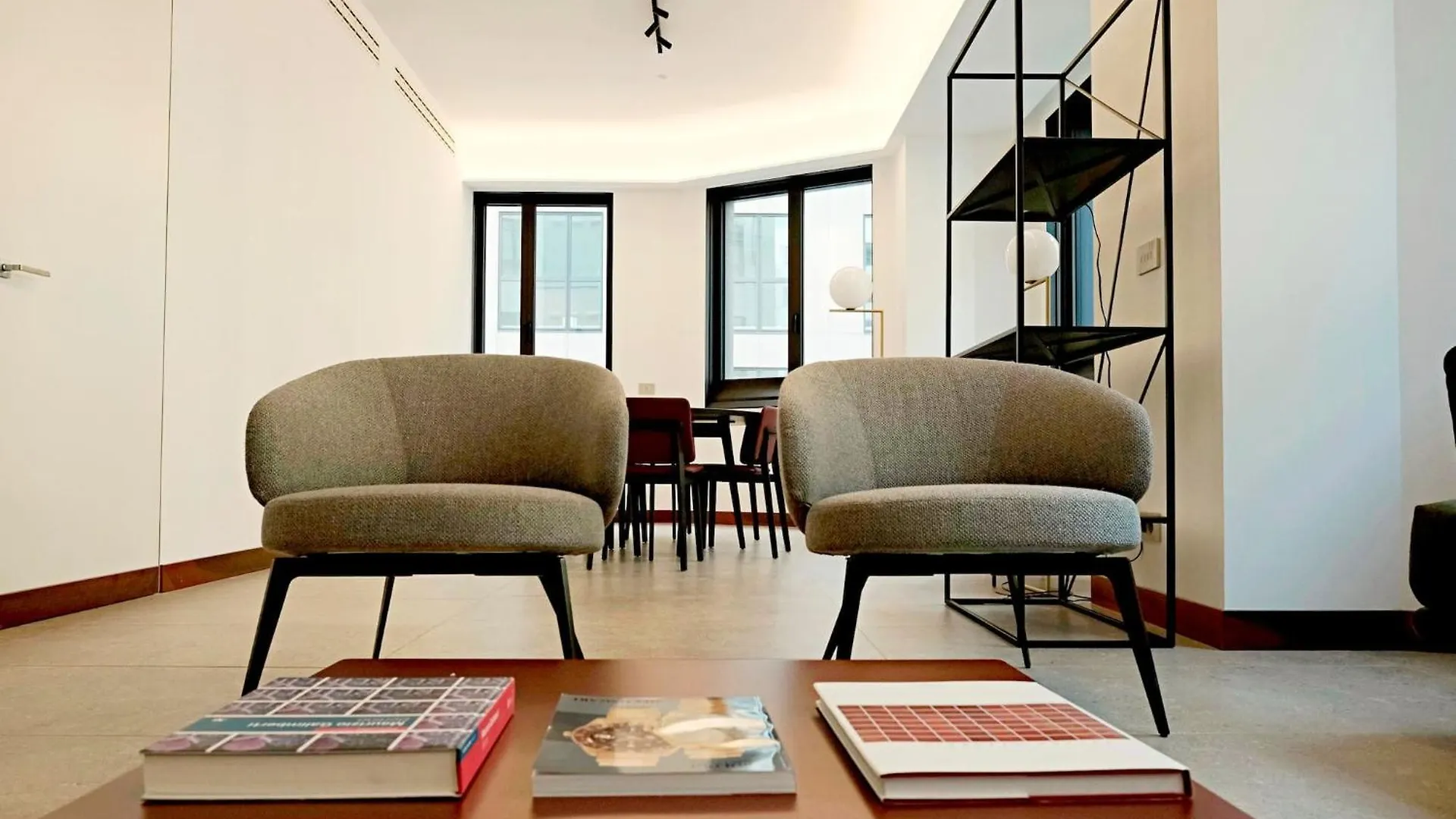 Apartamento San Babila Central Tower With Panoramic Terrace Overlooking Duomo By Rentopolis Milán
