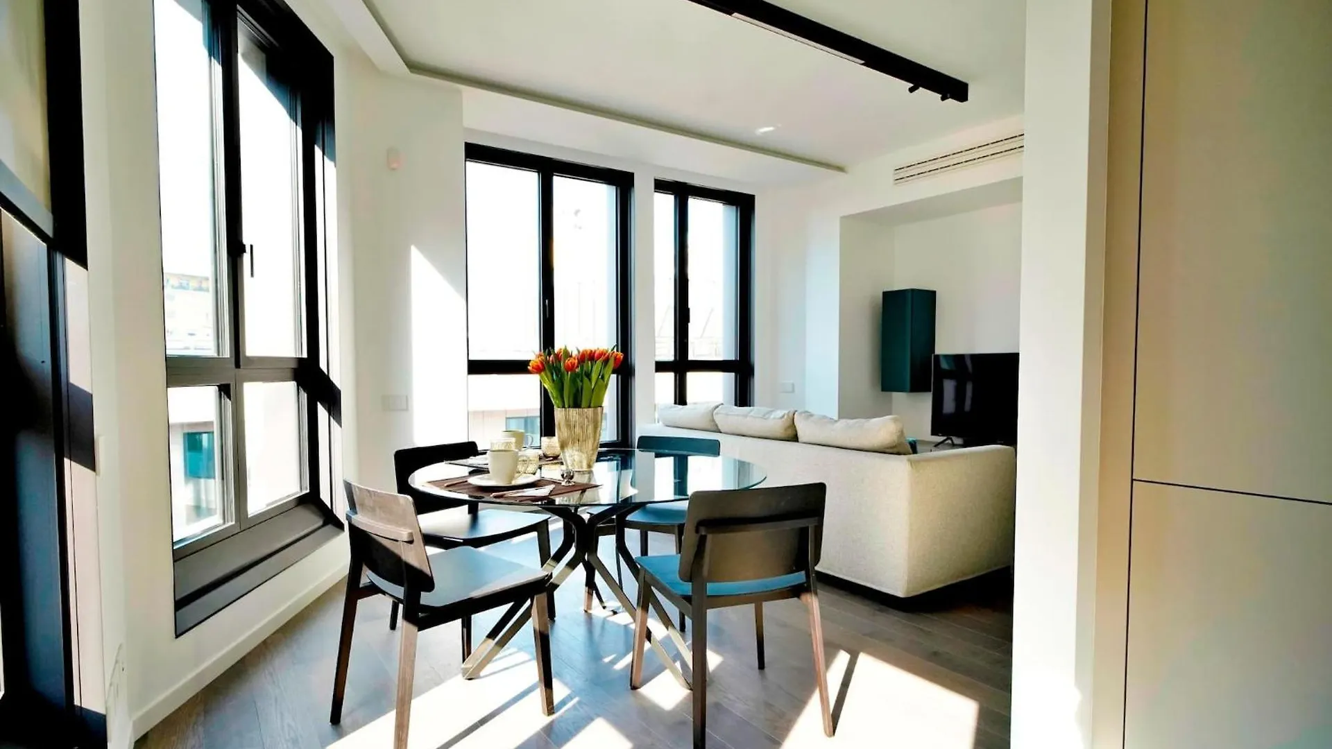Apartamento San Babila Central Tower With Panoramic Terrace Overlooking Duomo By Rentopolis Milán