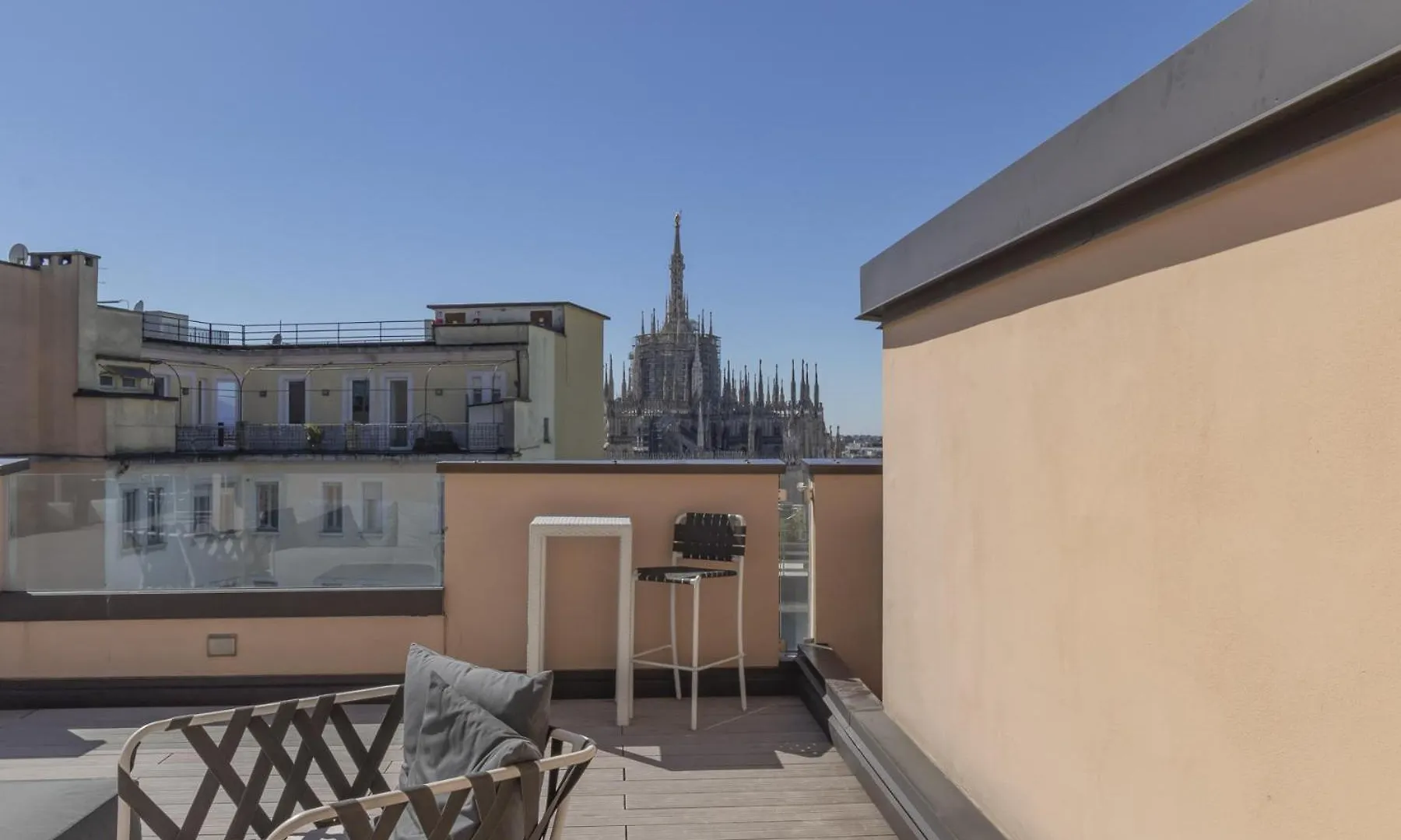 Apartamento San Babila Central Tower With Panoramic Terrace Overlooking Duomo By Rentopolis Milán Italia